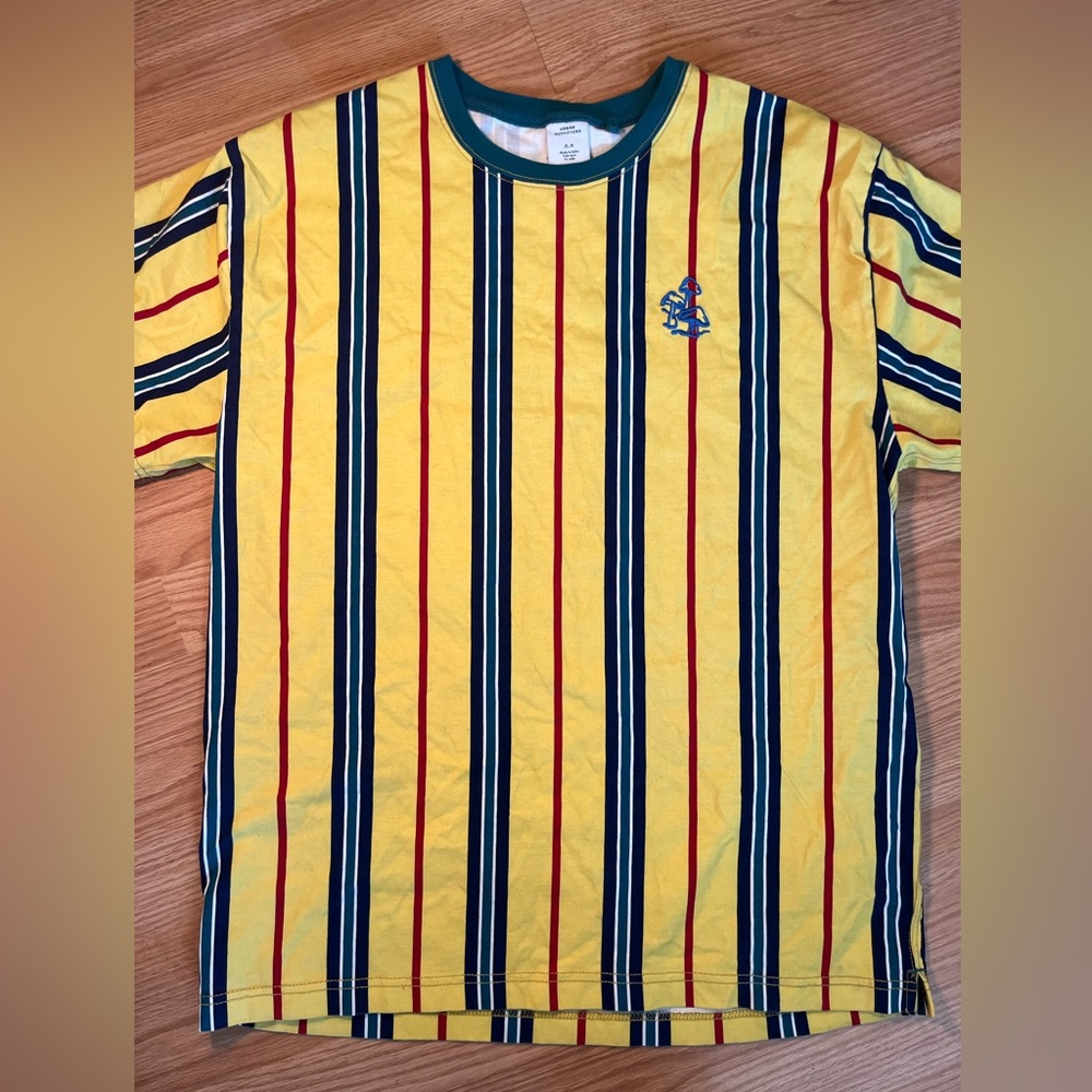 Urban Outfitters Short Sleeve Tee size M Some loose threads‎ on shoulder